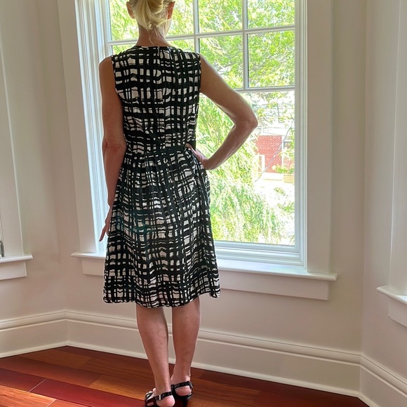 S Max Mara.Black & white knee length dress. Simple elegant design. Side pockets - Picture 2 of 8